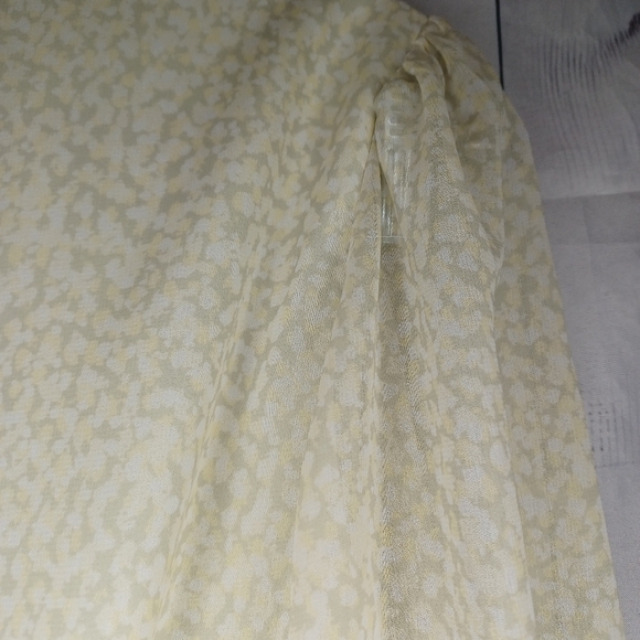 Aritiza Wilfred Wistful Blouse Smocked V-neck Contemporary blouse - Picture 14 of 16